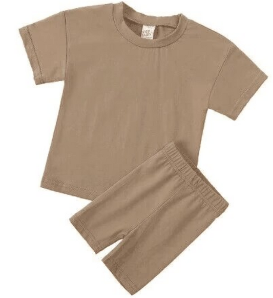 Solid color brown short sleeve shorts suit